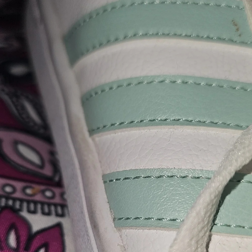 Adidas Cloudfoam Women's Sneakers with Light Green Stripes Size 8 LIKE NEW